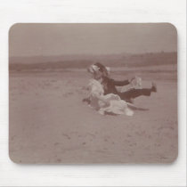2 people at beach losing hats mouse pad