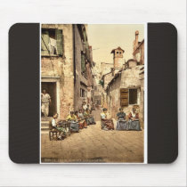 A court yard (Calle dell Angelo a San Martino), Ve Mouse Pads