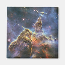 A mountain of dust and gas in the Carina Nebula Magnets