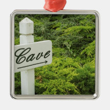 A sign pointing tho the wine cellar (Cave) in Ornament