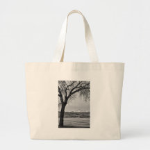 A través del lago en blanco y negro bolsa de mano