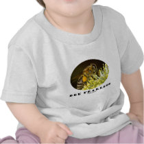 Abeja audaz (abeja en la flor amarilla) playeras