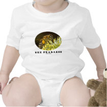 Abeja audaz (abeja en la flor amarilla) playeras