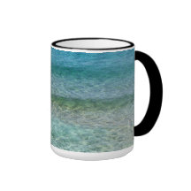 Agua azul del océano sobre la arena blanca tazas de café