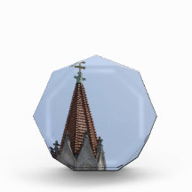 Aguja adornada