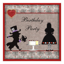 Alicia y la fiesta de cumpleaños enojada del sombr invitacion personalizada