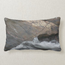 ALMOHADA CON CALA DE LA MONTAÑA EN AMBOS LADOS