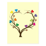 árbol con los corazones brillantes postal