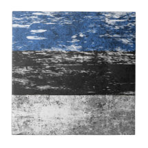 Bandera estonia rascada y llevada teja
