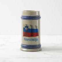 Bandera que agita de Eslovenia con nombre en eslov Tazas