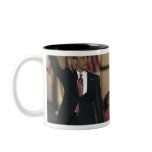 Barak Obama family wave at the last night of mugs