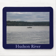 Barco en el mousepad del río Hudson Tapetes De Ratones