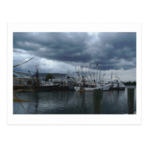 Barcos de pesca agradables de la playa del punto tarjetas postales