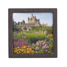 Beautiful gardens and famous castle in Scotland Premium Trinket Box
