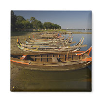 Boats on lake between Kyauktawgyi Paya and
