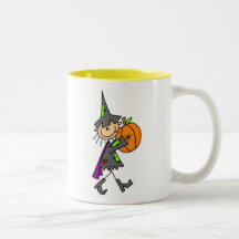 Bruja de Halloween con la taza de la calabaza
