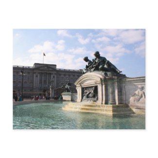 Buckingham Palace statues