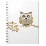 Búho ancho de los ojos en cuaderno del árbol