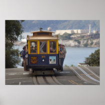 Cable car chugs up Hyde Street in San