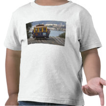 Cable car chugs up Hyde Street in San T-shirt