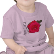 Camiseta subió mejilla rechoncha del niño de la fl