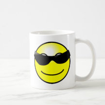 Cara sonriente amarilla de las gafas de sol fresca tazas de café