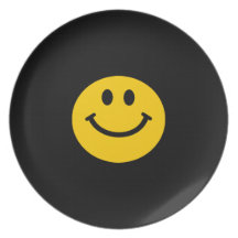 Cara sonriente amarilla plato de comida