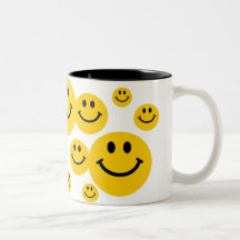 Cara sonriente amarilla taza de café