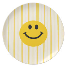 Cara sonriente en rayas amarillas soleadas platos