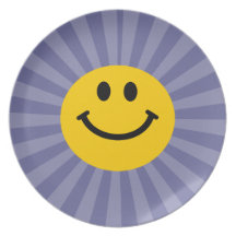 Cara sonriente feliz platos de comidas