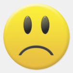 Cara sonriente triste pegatina redonda