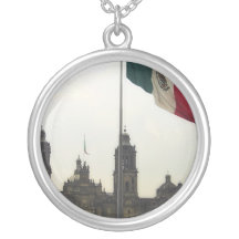 Catedral en el Zocalo del DF con la Bandera Mexica Pendant