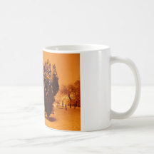 Cementerio en la nieve taza