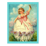 Chica de Pascua del vintage en postal del huevo