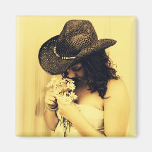 Chica joven del país con las margaritas imán para frigorífico