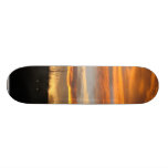 Cielo anaranjado en la puesta del sol tabla de skate
