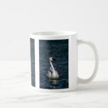 Cisne que silba, en el río helado taza de café