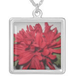 Collar rojo de la flor