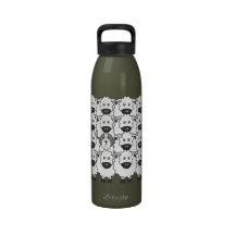 Collie barbudo en las ovejas botellas de beber