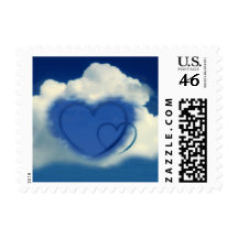 Corazones en nubes con el cielo azul sello