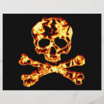 Cráneo llameante ardiente y bandera pirata flyer a todo color