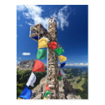 cruz de la montaña con las banderas postales