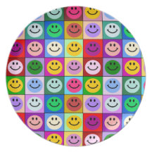 Cuadrados sonrientes de la cara del arco iris platos