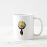 Dalia blanca en florero tazas
