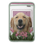Día de madres - tulipanes rosados - golden retriev funda para macbook air