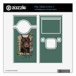 Día de padres - patas de piedra - Doberman - rojo Flip Video Ultra II Skin