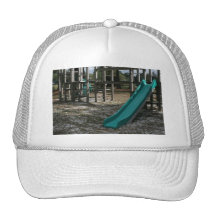 Diapositiva verde del patio, gimnasio de madera de gorras de camionero