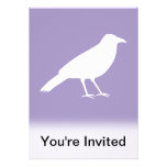 Diseño blanco y púrpura del cuervo invitación personalizada