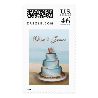 Seashell wedding cake features a sandy beach background with light blue cake