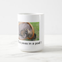 Dos guisantes en una taza del perrito de la vaina